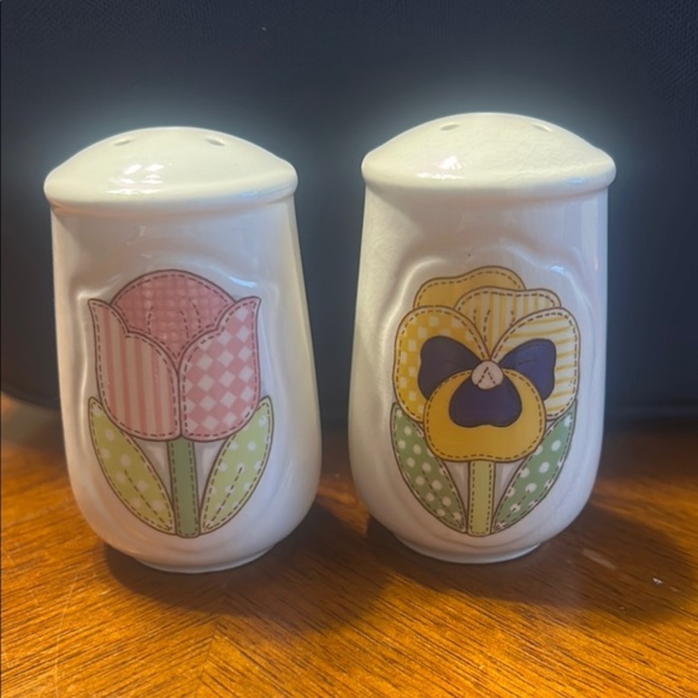 Enesco quilted flower salt and pepper shakers